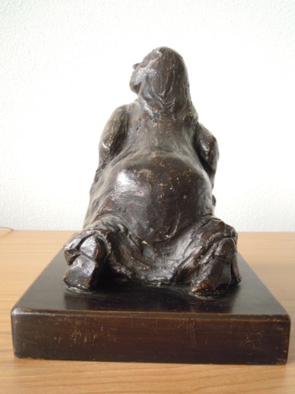 Hand gemaakt beeld -  vrouw -26 cm op houten sokkel - niet gesigneerd. kopen? Bied vanaf 25!