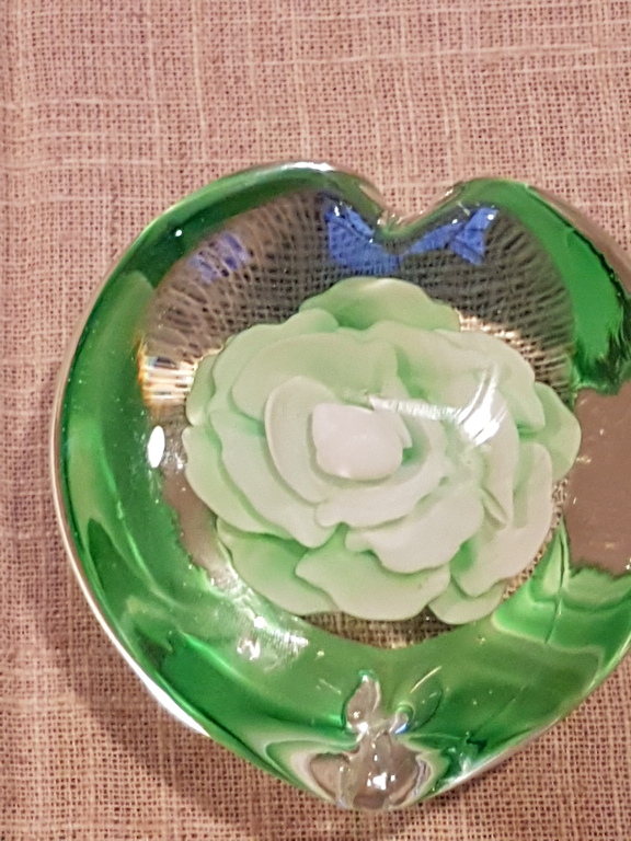 Hartvormige presse-papier met bloem in Melk glas ( vetro lattimo )  kopen? Bied vanaf 15!