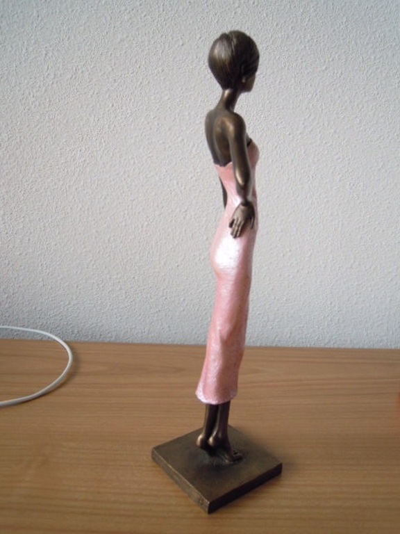 Prachtig beeld van jonge vrouw 26 cm hoog - gesigneerd AE kopen? Bied vanaf 35!