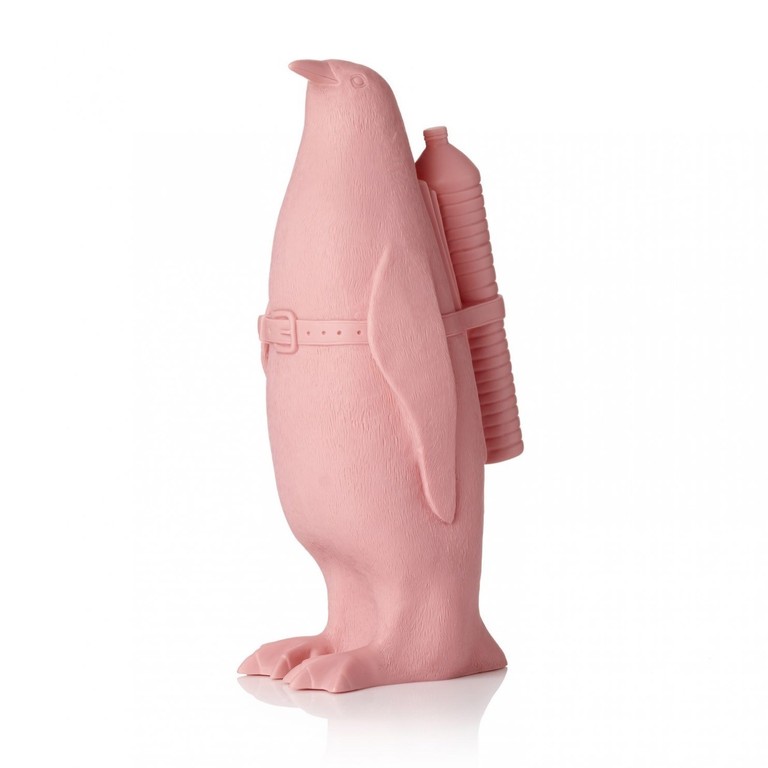 William Sweetlove: Gerecycled plastic, Penguin met waterfles roze verkocht voor € 220!