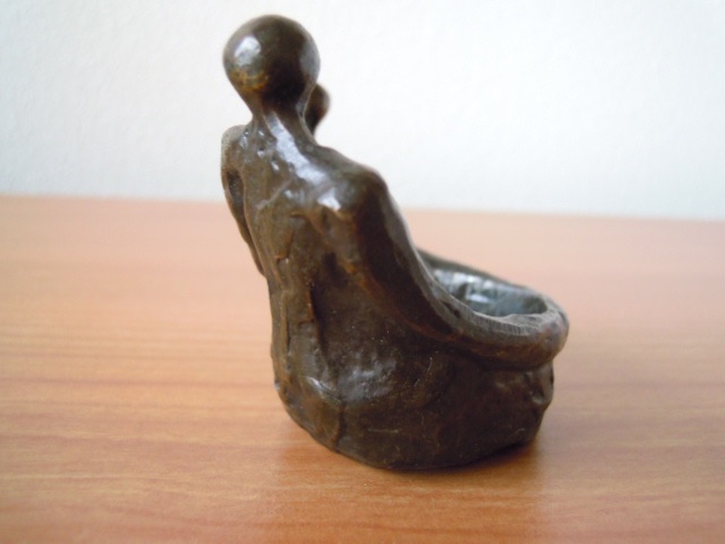Kunstenaar onbekend- zwaar massief beeldje/theelichthouder -gesigneerd. kopen? Bied vanaf 35!