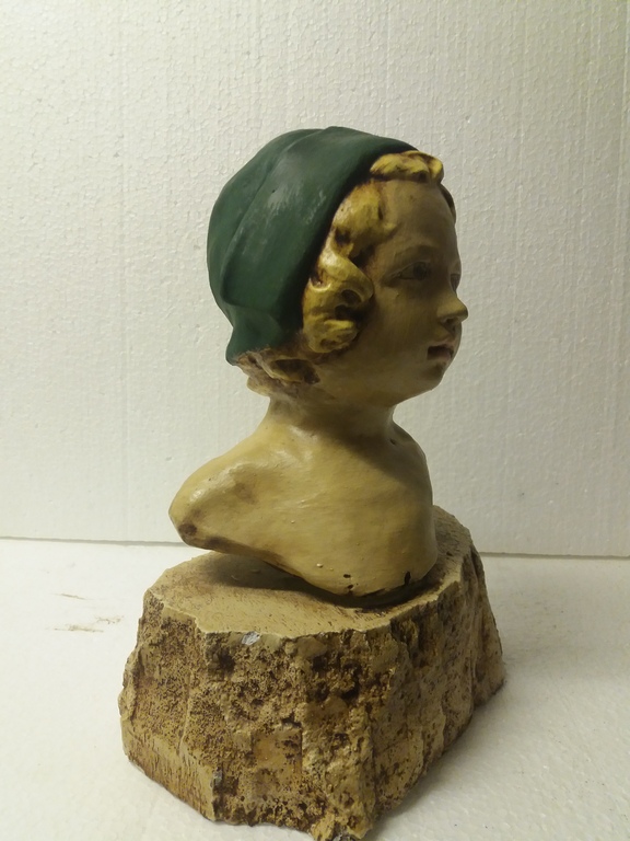 Een polychroom beschilderde gipsen buste van een jonge vrouw, kopen? Bied vanaf 1!