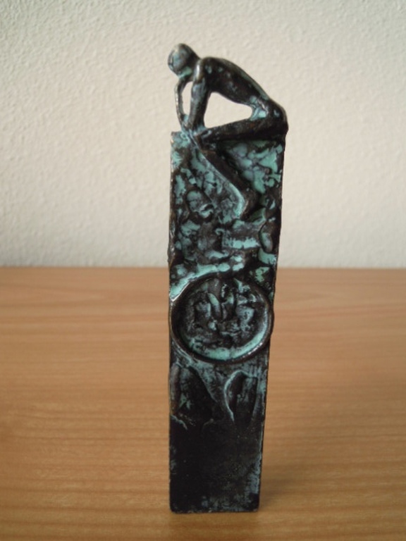 Massief bronzen beeldje - niet gesigneerd 14 cm hoog. verkocht voor € 35!