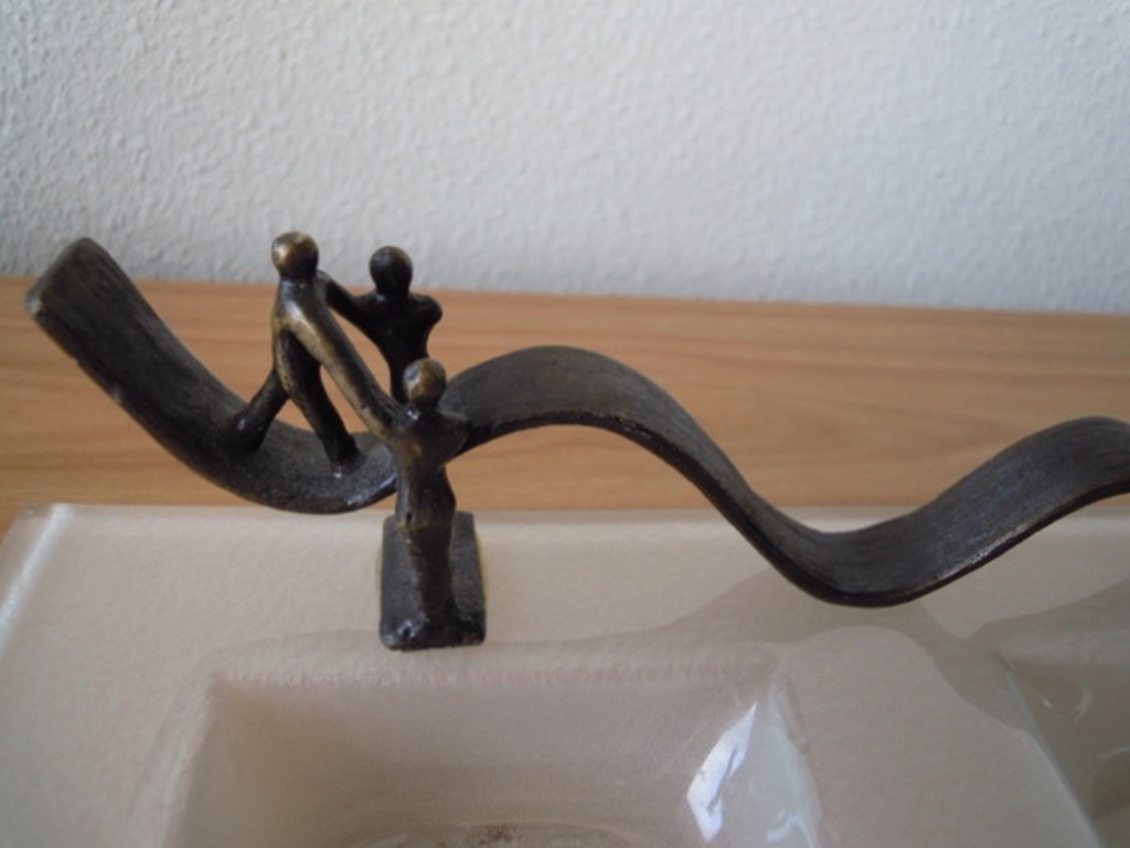 Glazen schaal met bronzen kunstwerkje van CORRY AMMERLAAN - 24 X 14 cm. kopen? Bied vanaf 15!