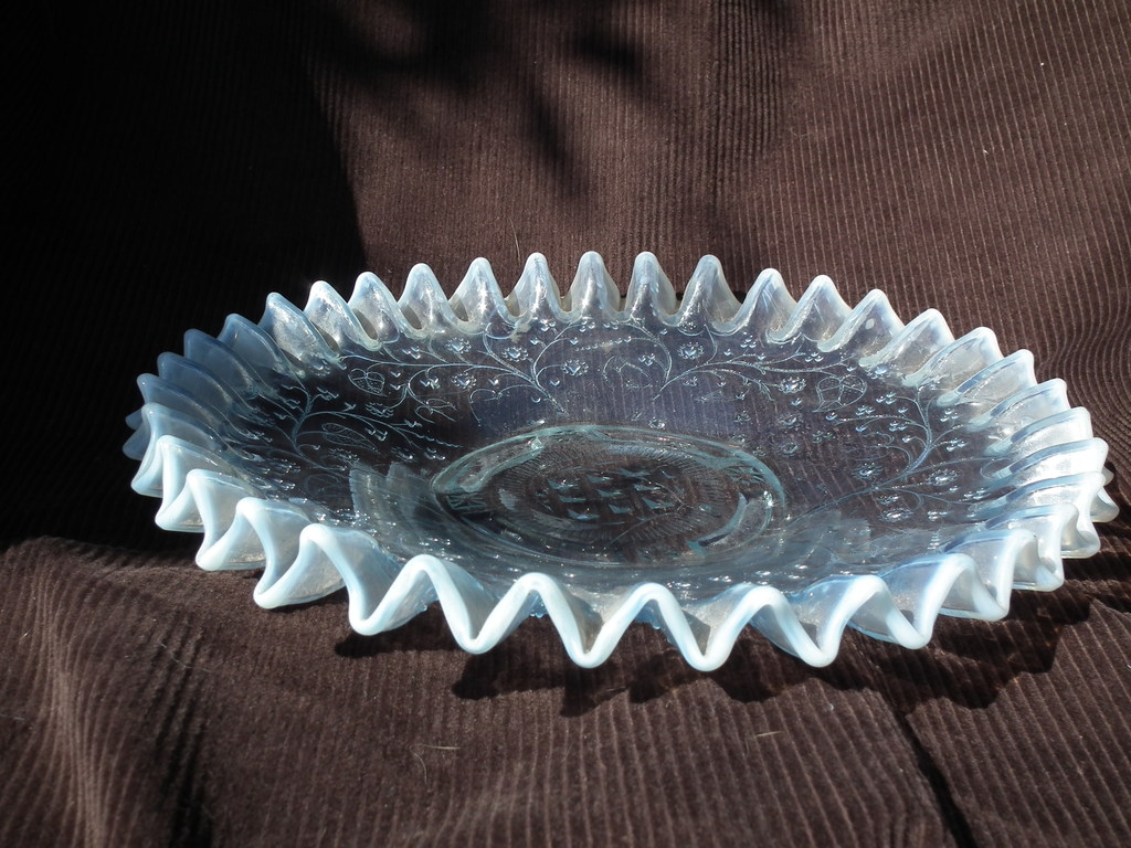 Ongespecificeerd - Opaline fruitschaal met bloemen en bladeren omstreeks 1900 - 1940 kopen? Bied vanaf 35!