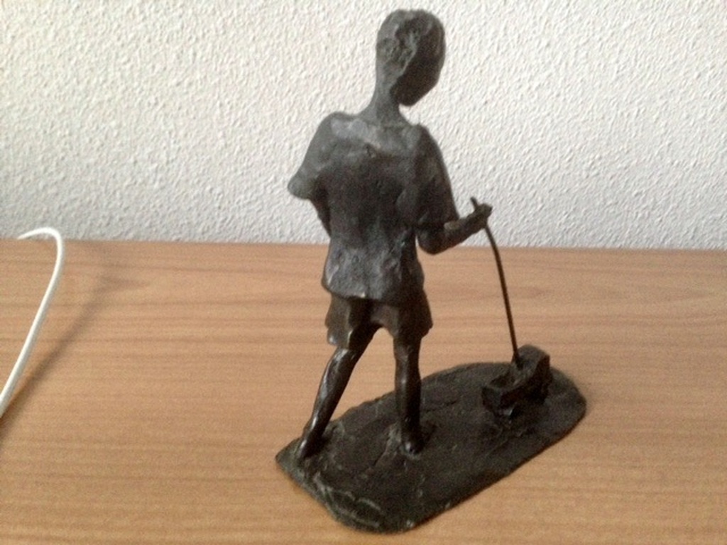 Prachtig bronzen beeldje Corry Ammerlaan van een jongen met speelgoedauto-14 cm kopen? Bied vanaf 25!