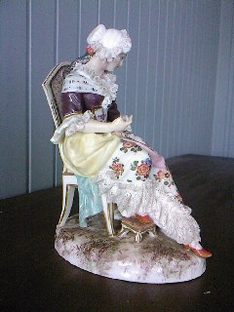 2  Meissener porceleinen figuren : Zittende vrouwen  Polychromeerd ca.1932. kopen? Bied vanaf 300!