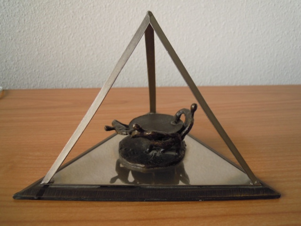 Bronzen beeldje van CORRY AMMERLAAN 17 cm breed en  13 cm hoog. kopen? Bied vanaf 20!