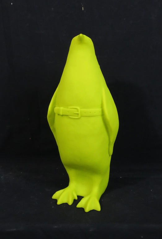 William Sweetlove: Gerecycled plastic, Penguin met waterfles geel verkocht voor € 240!