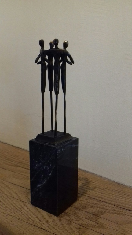 Verbronsde sculptuur op marmeren sokkel  "HOOGSTAAND GEÏNSPIREERD" kopen? Bied vanaf 29!