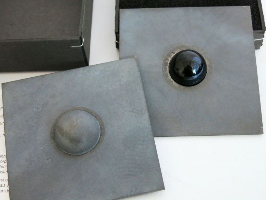 Bruno Ninaber van Eyben, penning 'Een hommage aan Andries Copier', twee loden plaatjes en zwarte glazen bol verkocht voor € 70!