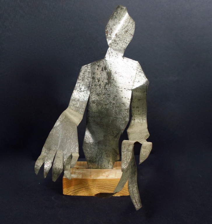 Jan Sierhuis: Geknipt plaatijzer op houten voetstuk, Zonder titel verkocht voor € 221!