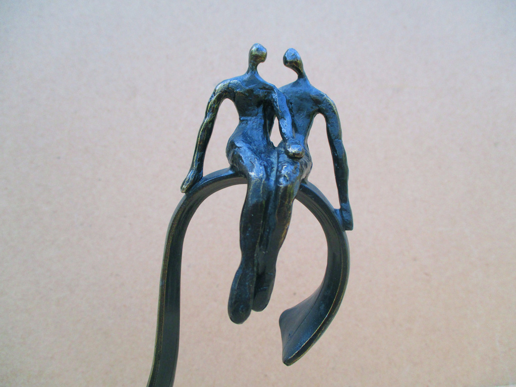 Corrie Ammerlaan-van Niekerk: verbronsd beeldje van 2 geliefden op een golf kopen? Bied vanaf 15!