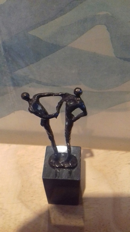  Verbronsde sculptuur op marmeren sokkel  "Begroeting" kopen? Bied vanaf 20!