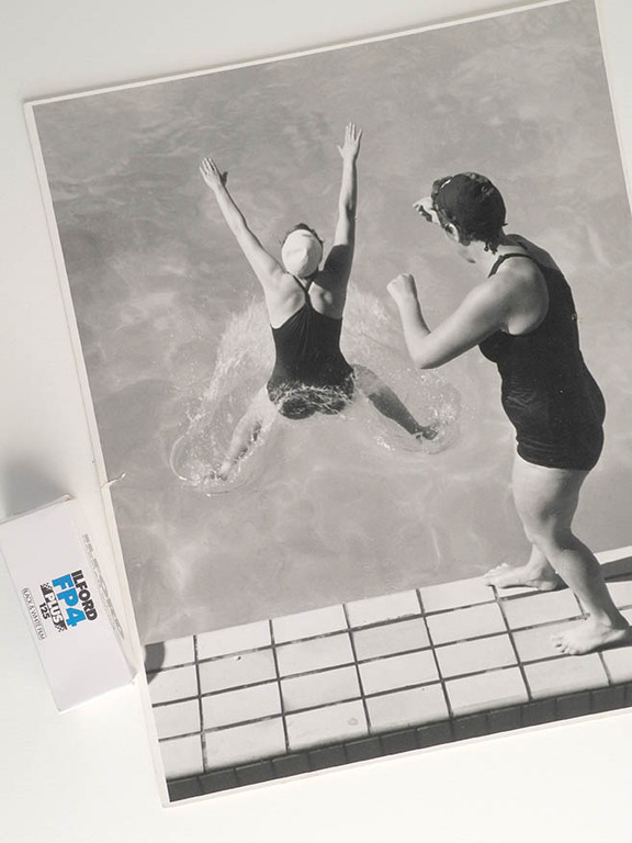 Kees Scherer ( 1920 - 1993 ) - Vintage gelatine zilver print - Zwemles, 1949 kopen? Bied vanaf 50!