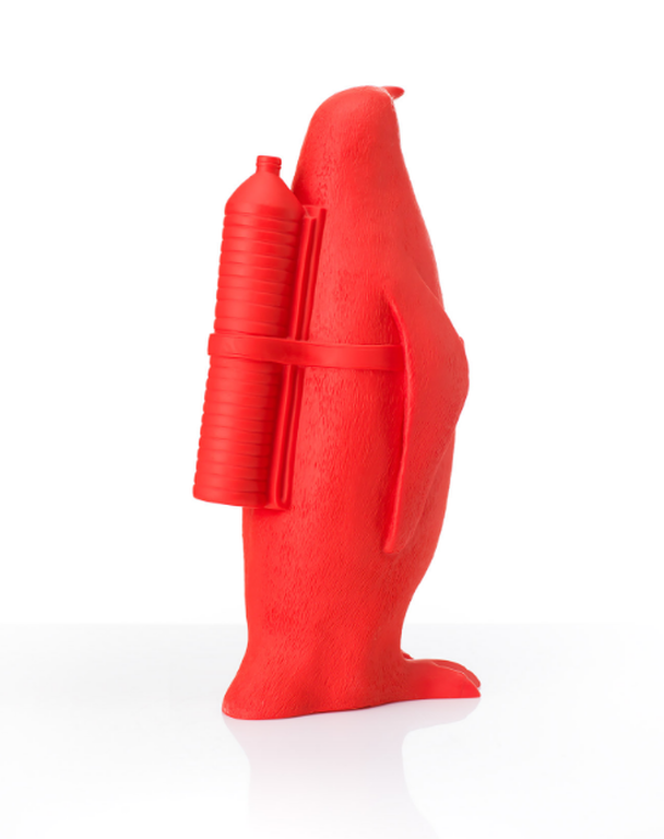 William Sweetlove: Gerecycled plastic, Penguin met waterfles rood kopen? Bied vanaf 220!