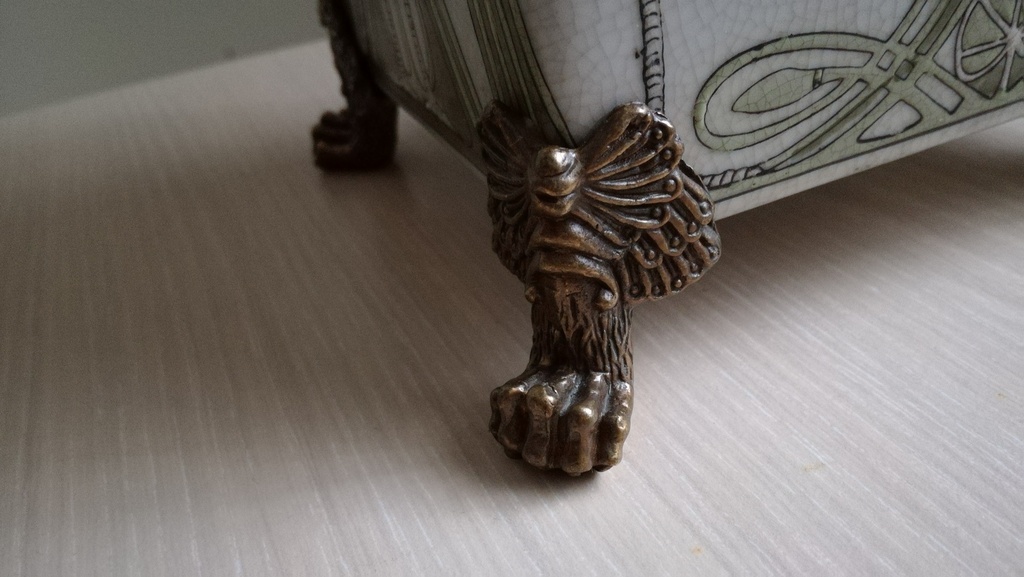 Art Nouveau, gedecoreerde keramieken pot op messing pootjes met fiance glazuur kopen? Bied vanaf 20!