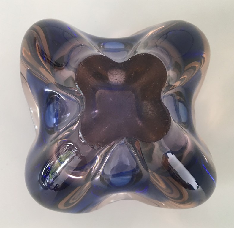 Josef Hospodka voor Chribska glassworks - sixties blauwe & roze schaal kopen? Bied vanaf 20!