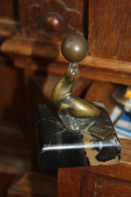 BRONZEN ART DECO ZEEHOND MET BAL kopen? Bied vanaf 80!