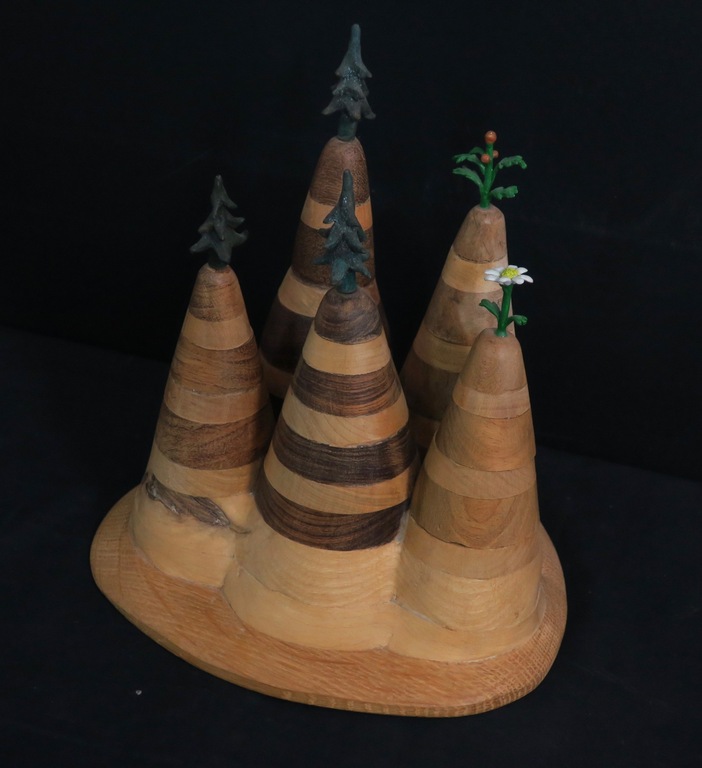 Esty Gertzman: Houten sculptuur, Mountains, trees and flowers kopen? Bied vanaf 35!