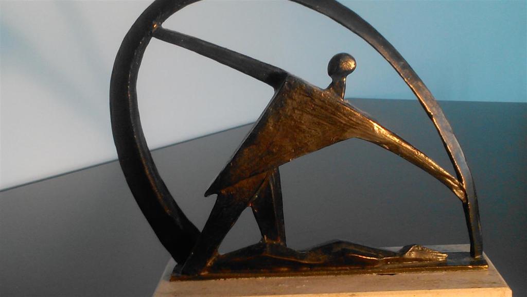 Bronzen beeldje op natuurstenen sokkel :knielende man onder boog kopen? Bied vanaf 17!