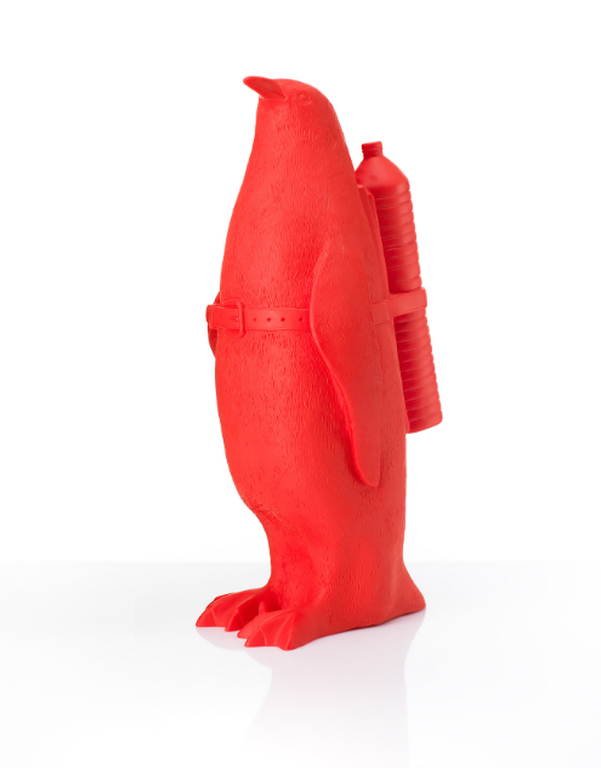 William Sweetlove: Gerecycled plastic, Penguin met waterfles rood kopen? Bied vanaf 220!