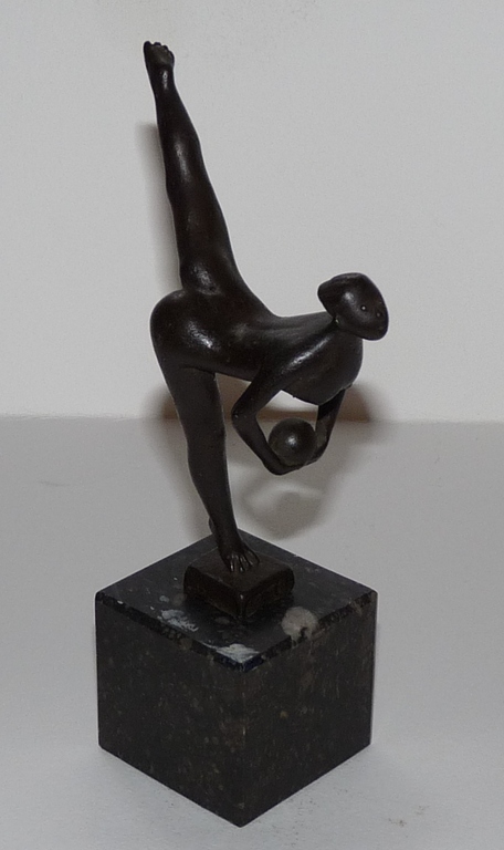 Piet van Heerden, Bronzen beeld, Naakt met bal kopen? Bied vanaf 225!