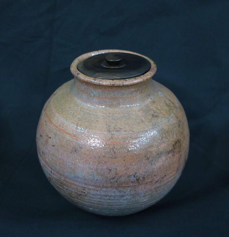 Corien Ridderikhof: Geglazuurd keramieke vaasje met houten deksel verkocht voor € 3!