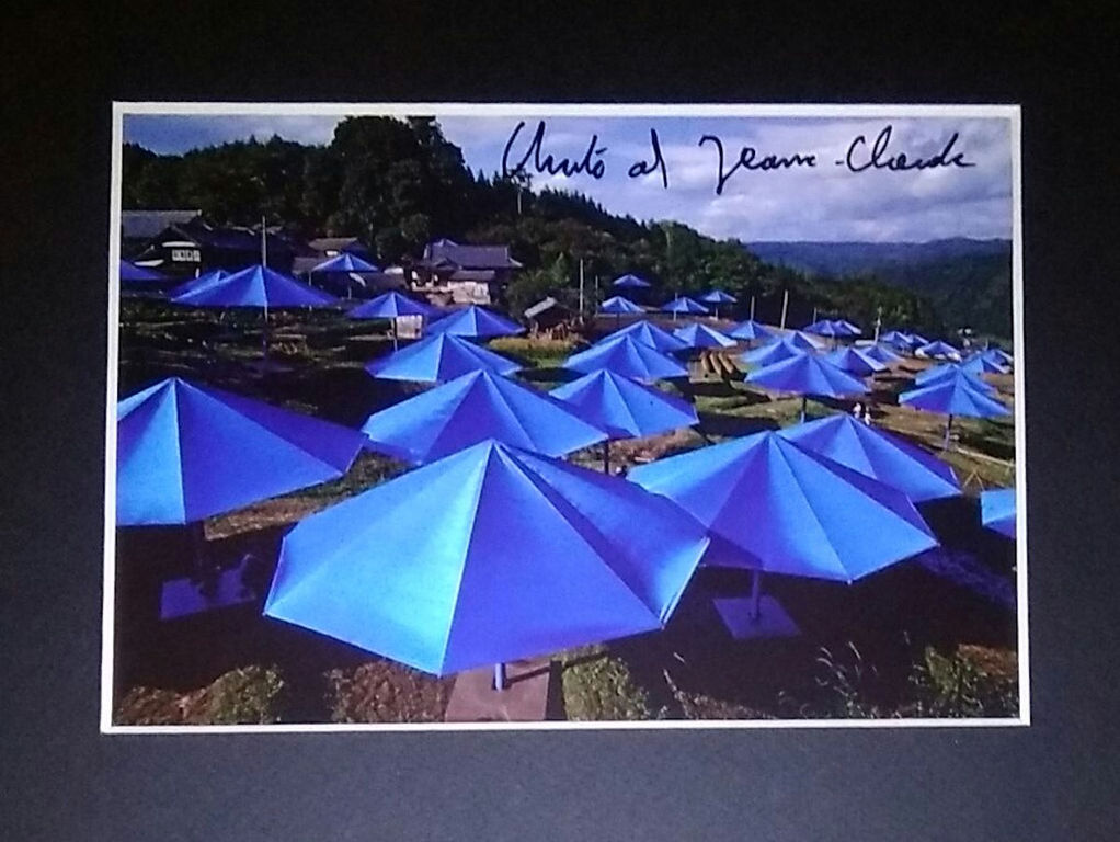 Christo and Jeanne-Claude- Umbrellas Japan- handgesigneerd plus stof. ingelijst kopen? Bied vanaf 120!