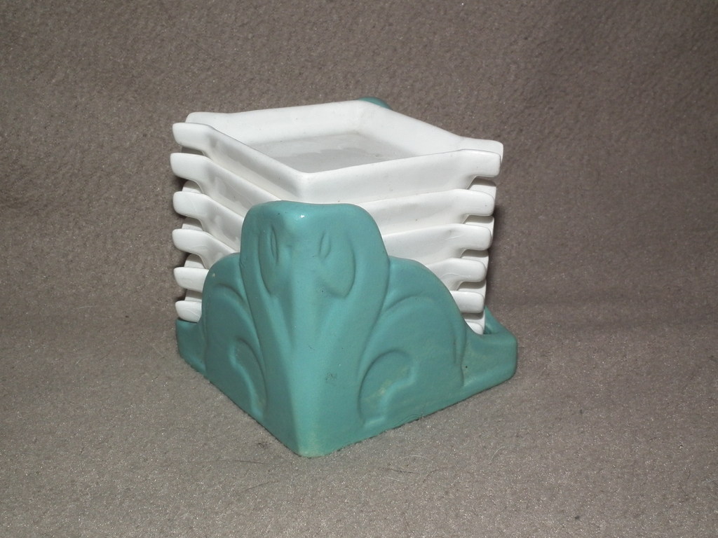 Art Deco Petrus Regout mintgroene houder met 6 witte asbakjes kopen? Bied vanaf 30!
