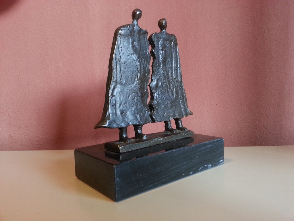 Bronzen beeldje van twee heren op zwart marmeren sokkel (gesigneerd) kopen? Bied vanaf 69!