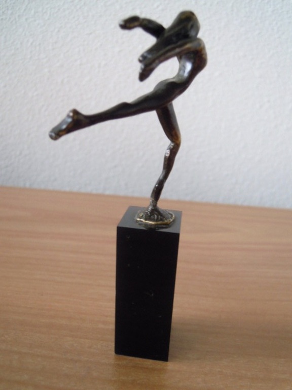 Mooi klein beeldje CORRY AMMERLAAN = gesigneerd. kopen? Bied vanaf 15!