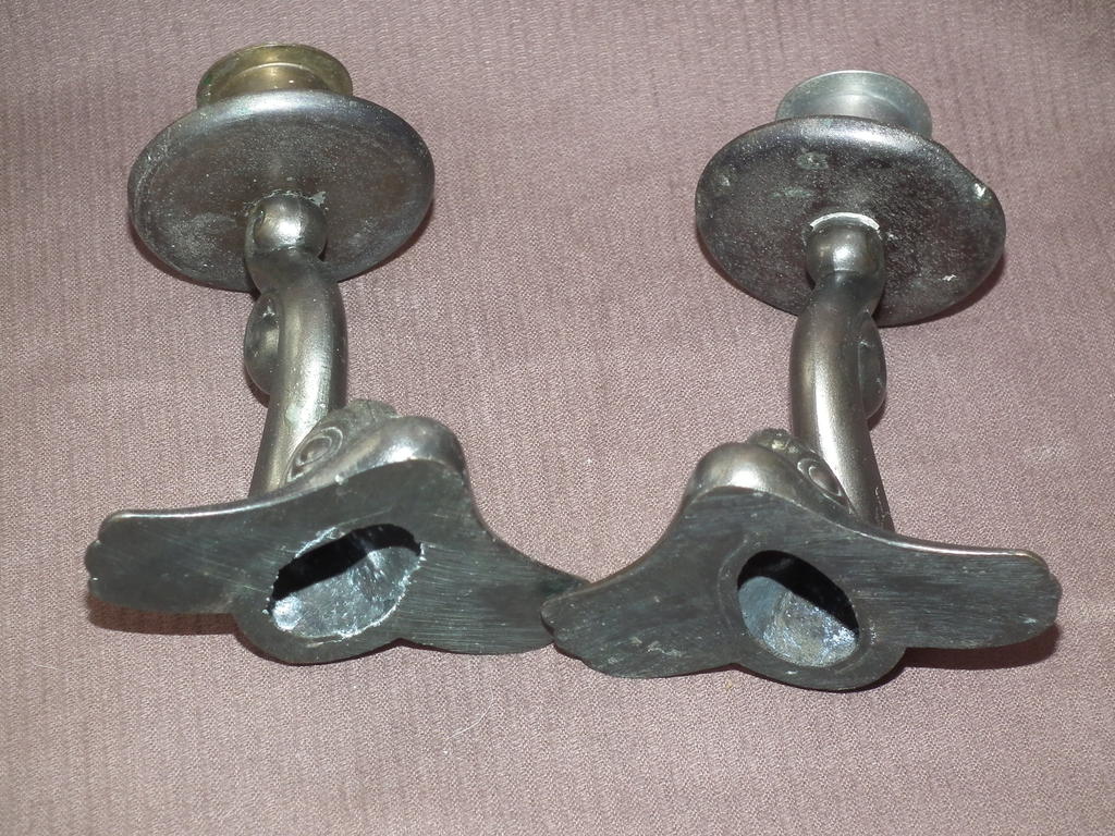 Set van twee Art Deco kandelaars met een dolfijn of koi kopen? Bied vanaf 45!