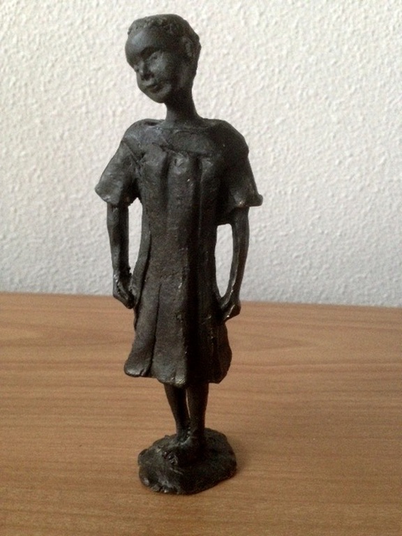 Prachtig bronzen beeldje Corry Ammerlaan 1947 van een meisje - 16 cm hoog.  kopen? Bied vanaf 25!