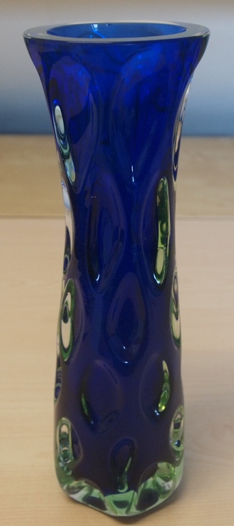 Skrdlovice-  zware cobalt blauwe en lichtgroene glazen lens vaas kopen? Bied vanaf 42!