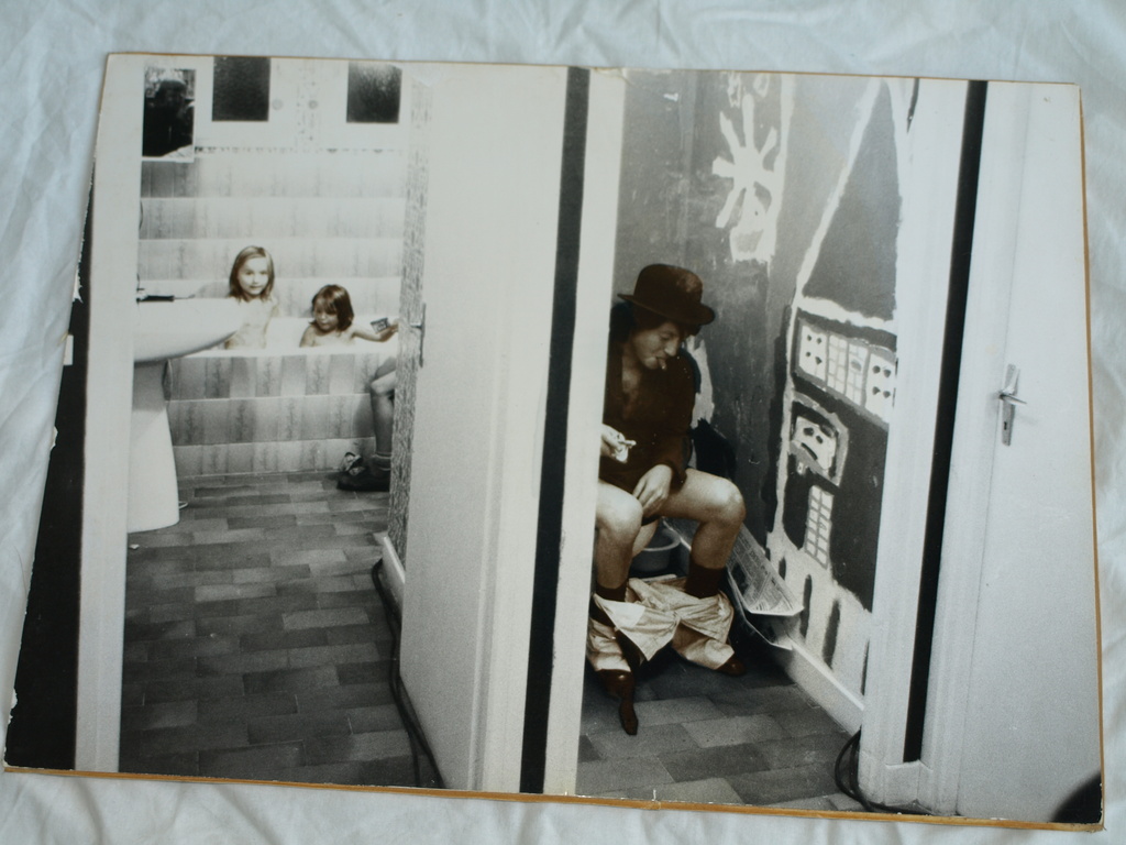 Kim Camba : Foto ‘Man op toilet’ - gelatinezilverdruk, 1973, oplage 18 ex. kopen? Bied vanaf 1!