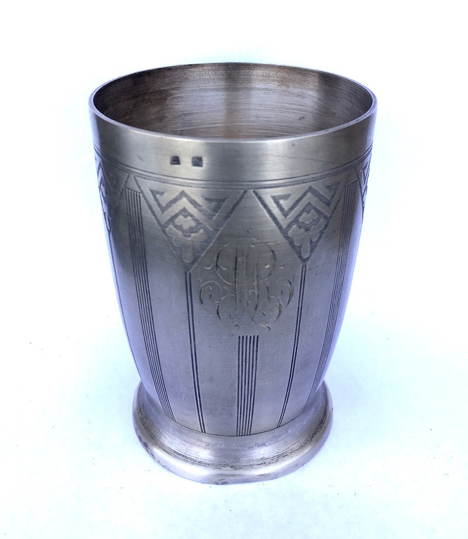 Franse Métal Blanc zilveren beker met modernistisch decor en monogram -gemerkt kopen? Bied vanaf 1!