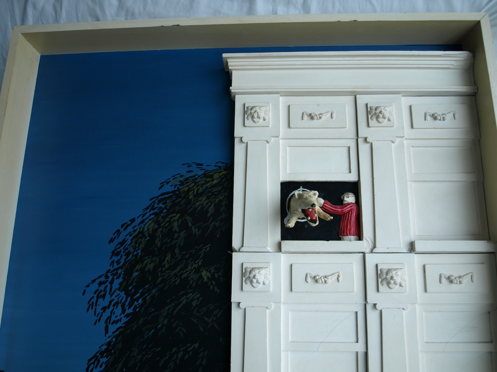 Aris Roskam : Beelden in kabinet – Hond uit het Raam – gesigneerd – ca 1980 kopen? Bied vanaf 30!