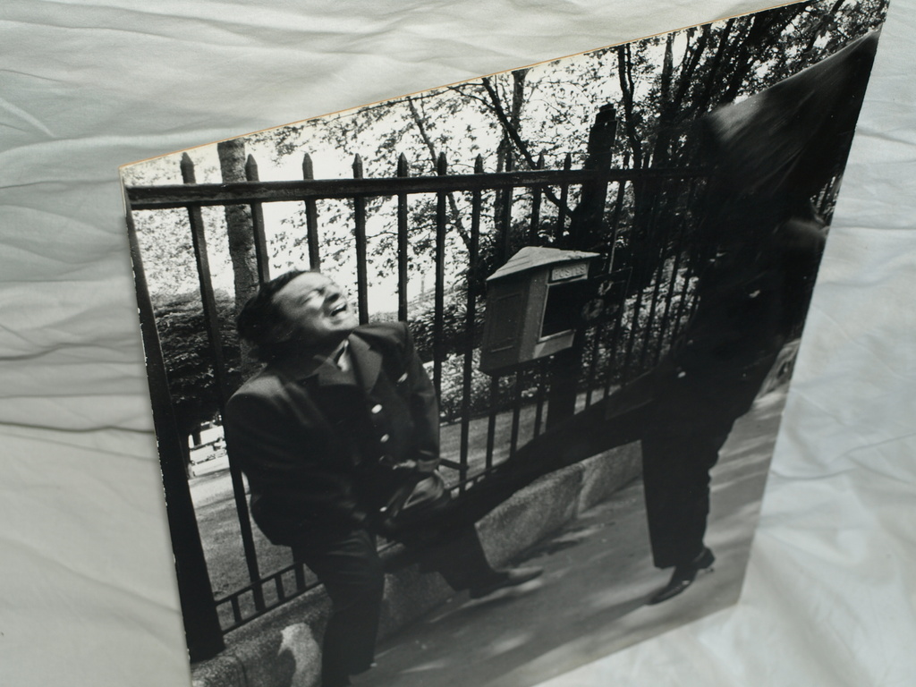 Kim Camba : foto - ‘Schop in kruis’ - gelatinezilverdruk, 1973, oplage 28 ex. kopen? Bied vanaf 1!