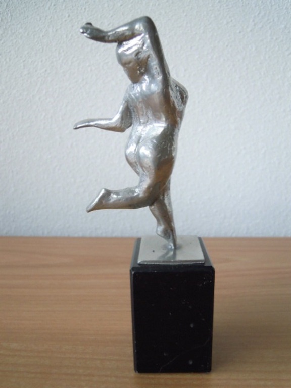 Prachtig beeldje NAAKTE DAME 17 cm hoog. verkocht voor € 35!