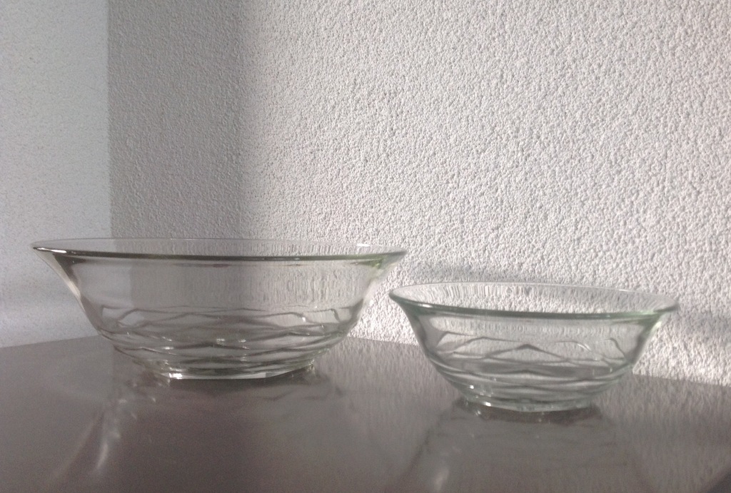 A.D. COPIER: twee glazen schalen, servies Pijnappel kopen? Bied vanaf 12!