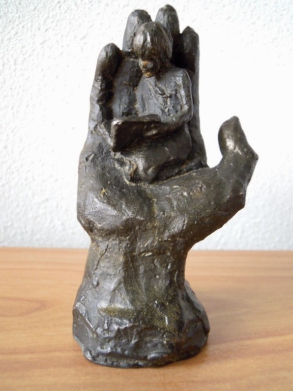 Zwaar massief bronzen beeld ASTRID VELDHUYZEN - kind in hand - 12 cm hoog. verkocht voor € 85!