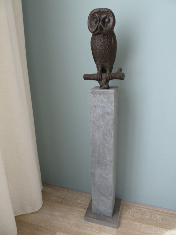 Hattakitkosol Somchai (1934-2000), bronzen uil op natuurstenen sokkel kopen? Bied vanaf 350!