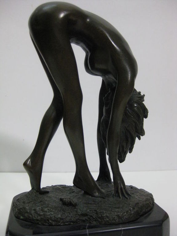 Bronzen sculptuur van een naakte vrouw op een marmeren voetstuk - 20e eeuw kopen? Bied vanaf 75!