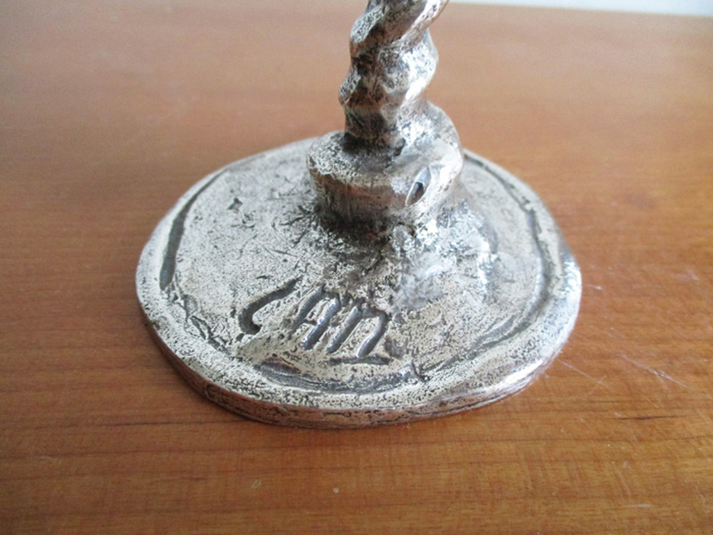 Corrie Ammerlaan-van Niekerk: kandelaar met figuratieve voorstellingen kopen? Bied vanaf 20!