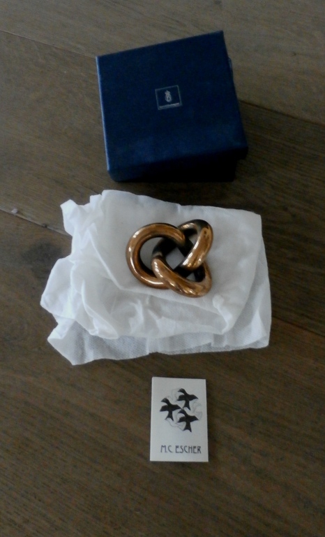 M.C. Escher - bronzen beeld: oneindige knoop - met certificaat kopen? Bied vanaf 125!