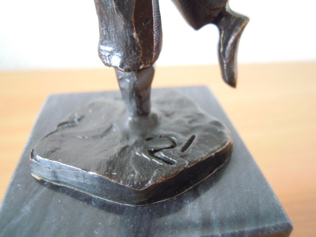 Zwaar bronzen gesigneerd beeld man met hoed op marmeren sokkel - 26 cm hoog. kopen? Bied vanaf 45!