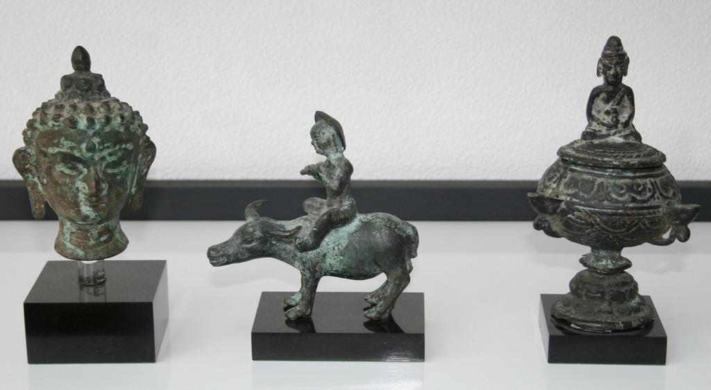 Drie bronzen beeldjes kopen? Bied vanaf 40!