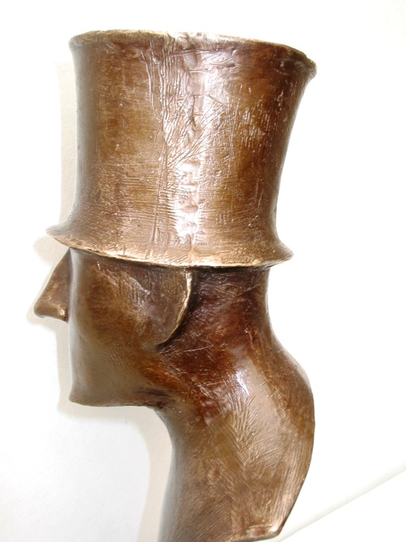 Man met hoed brons op natuursteen kopen? Bied vanaf 150!