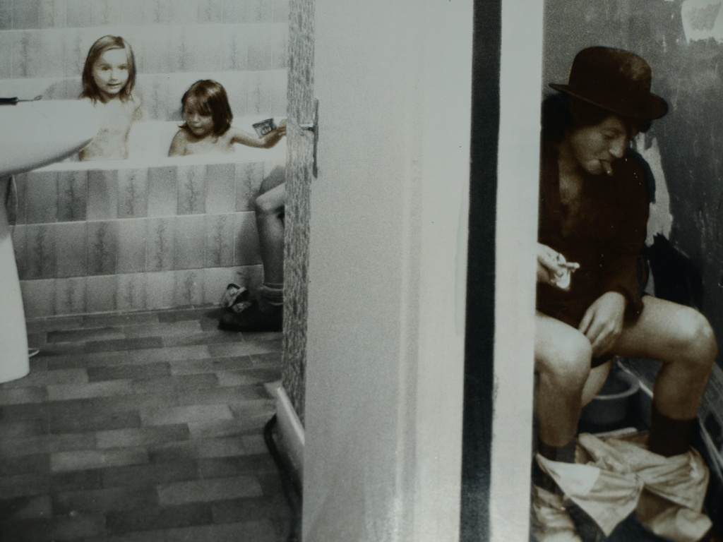 Kim Camba : Foto ‘Man op toilet’ - gelatinezilverdruk, 1973, oplage 18 ex. kopen? Bied vanaf 1!